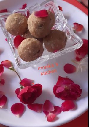 A picture of Dry fruit aata ladoo.