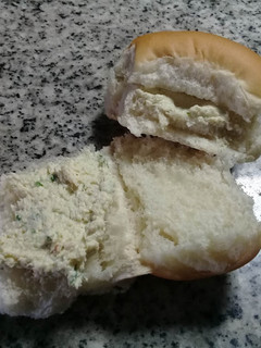 Una foto de Chips de pollo, queso crema y ciboulette