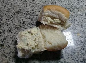 Una foto de Chips de pollo, queso crema y ciboulette