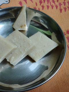 काजू की बर्फी (kaju ki barfi recipe in Hindi) रेसिपी मुख्य फोटो