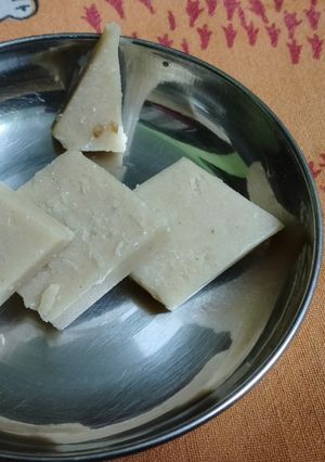 काजू की बर्फी (kaju ki barfi recipe in Hindi) रेसिपी मुख्य फोटो