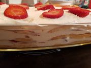 Una foto de tiramisu de frutos rojos