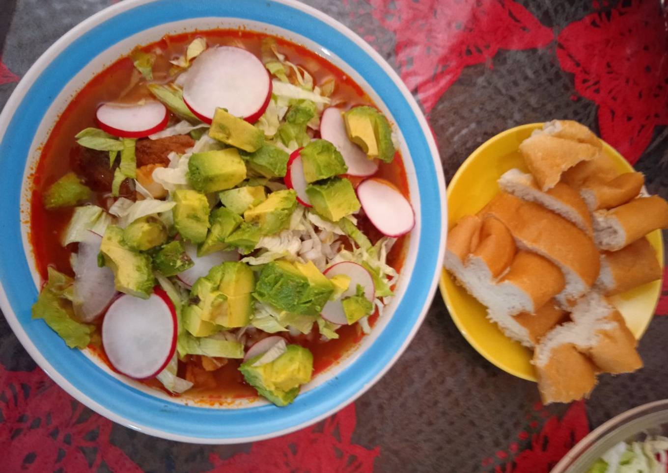 Pozole con codillo, espinazo y trozo (puerco) en olla de presión
