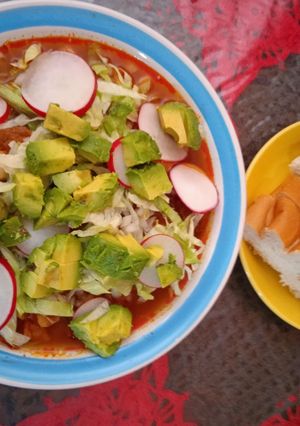Una foto de Pozole con codillo, espinazo y trozo (puerco) en olla de presión