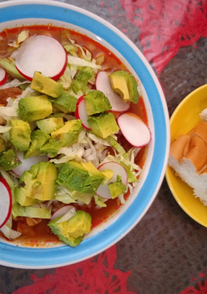 Una foto de Pozole con codillo, espinazo y trozo (puerco) en olla de presión