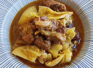 Foto principal de Cazuela de costillas estofadas con col y patatas