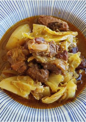 Una foto de Cazuela de costillas estofadas con col y patatas