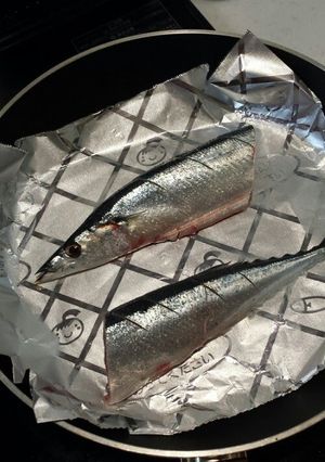 A picture of Cooked in a Frying Pan! Plump Salt-Grilled Pacific Saury (Sanma).