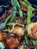 Stir-Fry de Frango e Vaca com Legumes e Noodles