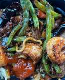 Stir-Fry de Frango e Vaca com Legumes e Noodles
