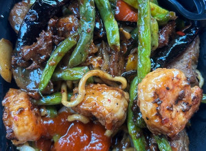 Foto de Stir-Fry de Frango e Vaca com Legumes e Noodles