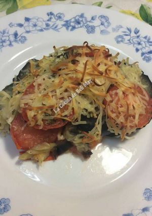 Una foto de Berenjenas y tomates con queso