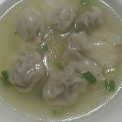 A picture of wonton soup.