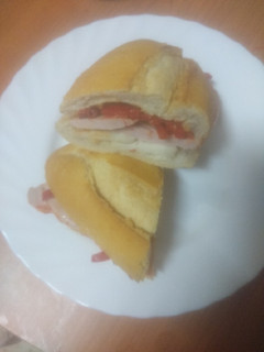 Foto principal de Bocadillo de lomo adobado, queso majorero y pimiento frito