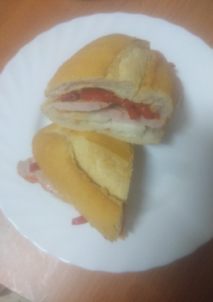 Una foto de Bocadillo de lomo adobado, queso majorero y pimiento frito