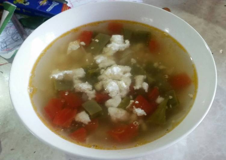Sopa de nopales, papas y garbanzos
