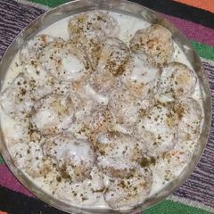 A picture of Dahi Bhale chat.