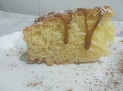 Una foto de bizcocho de leche condensada coco