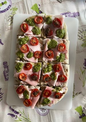 Foto di Pinsa gourmet pomodorini caramellati, prosciutto cotto e pesto