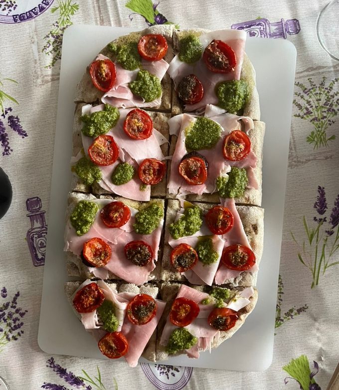 Foto di Pinsa gourmet pomodorini caramellati, prosciutto cotto e pesto