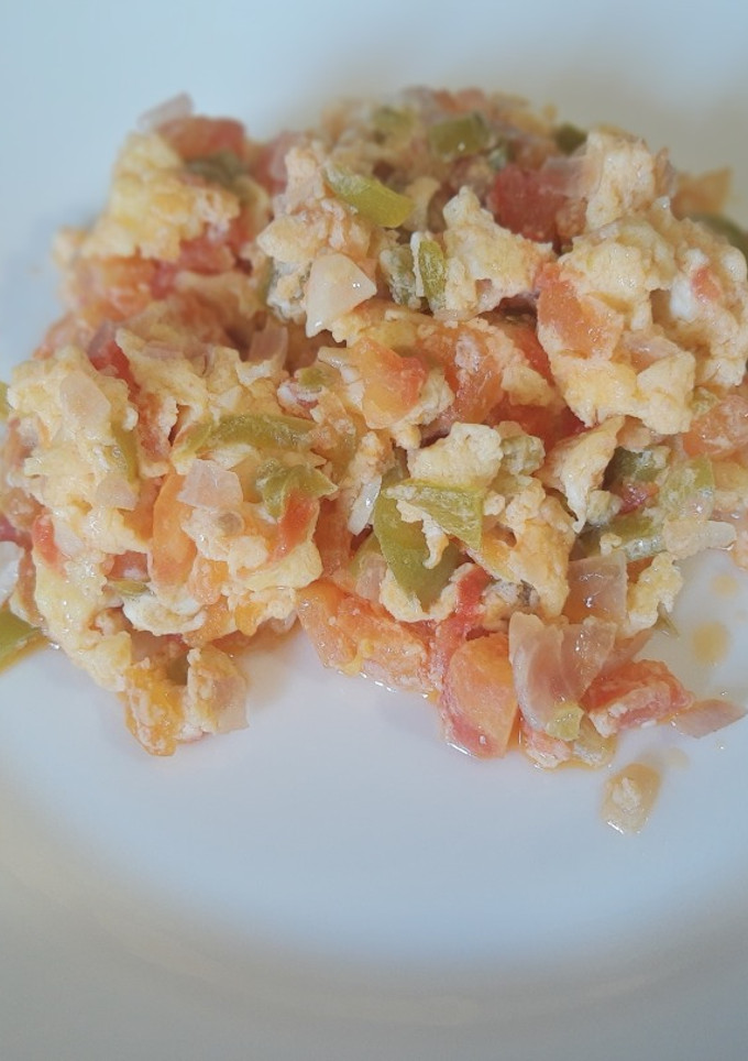 Una foto de Revoltillo con tomates, pimiento, ajo y cebolla