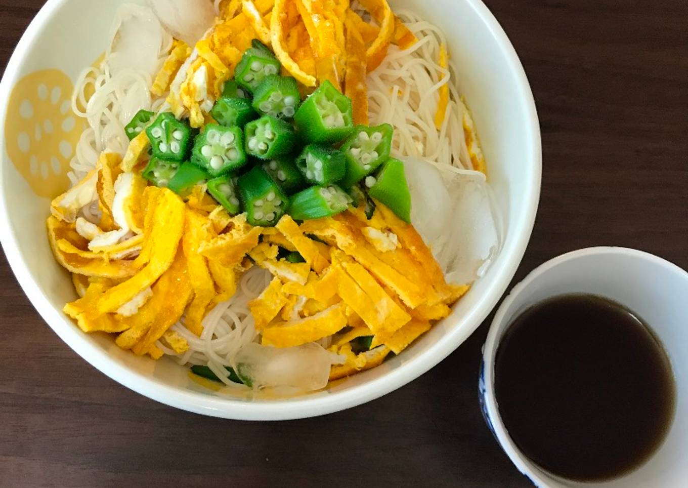 Somen with kinshitamago and okras