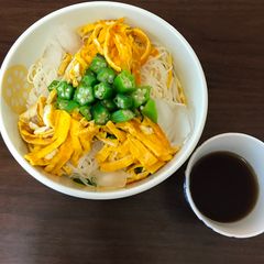A picture of Somen with kinshitamago and okras.