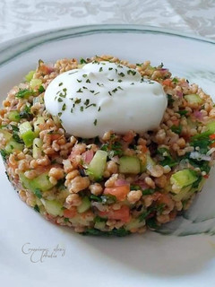 Una foto de Tabulé de bulgur de vegetales con menta y yogur agrio