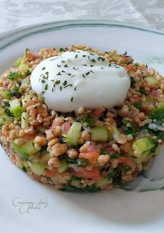 Una foto de Tabulé de bulgur de vegetales con menta y yogur agrio