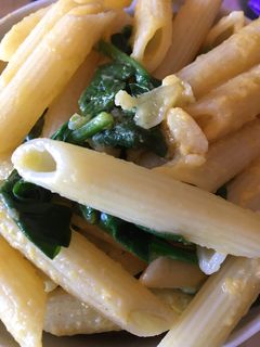 Una foto de Macarrones con espinacas