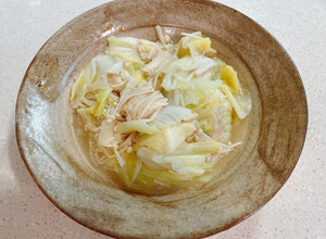 奶油金針菇炒高麗菜 的食譜成品照片