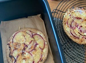 Une photo de ☆Pizza Sans Gluten, Chèvre et Nectarine Blanche, à L’Airfryer☆