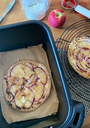 Une photo de ☆Pizza Sans Gluten, Chèvre et Nectarine Blanche, à L’Airfryer☆