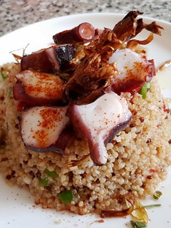 Una foto de Cuenco de Quinoa con Pulpo, Hortalizas y Alcachofa