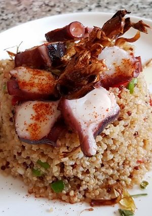 Foto principal de Cuenco de Quinoa con Pulpo, Hortalizas y Alcachofa