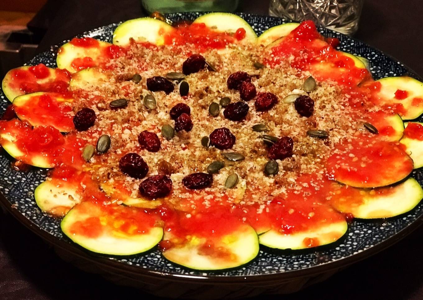 Carpaccio de calabacín, tomate y frutos secos