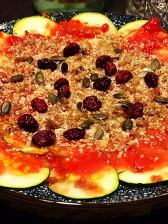 Una foto de Carpaccio de calabacín, tomate y frutos secos