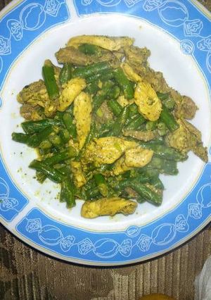 Una foto de Salteado de carne y pollo con chauchas al curry
