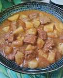 Patatas con carne en salsa con picada de frutos secos