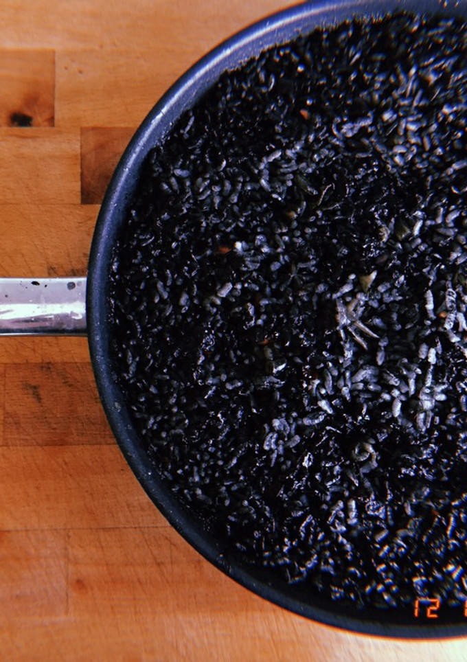 Una foto de Arroz negro con sepia