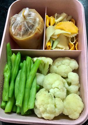 Hình của món Eatclean Rau củ và sốt bò + ít nui luộc mang theo đi làm.