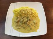Una foto de arroz thai curcuma