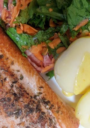 Una foto de Trucha frita con ensalada🇵🇪
