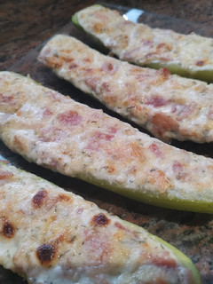 Una foto de Calabacines rellenos de salmón ahumado y york