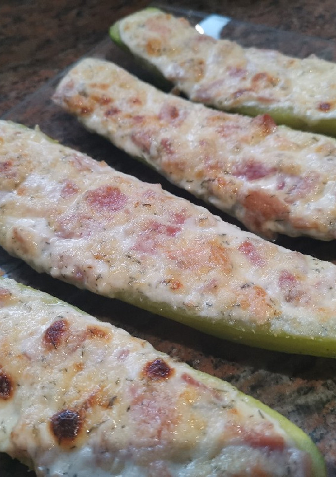Una foto de Calabacines rellenos de salmón ahumado y york