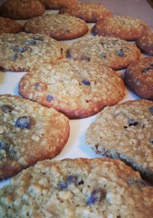 A picture of Banana-Oatmeal Chocolate Chip Cookies.