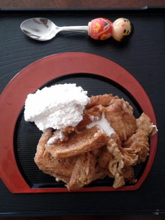 A picture of Cinnamon bread pudding with vanilla cream.