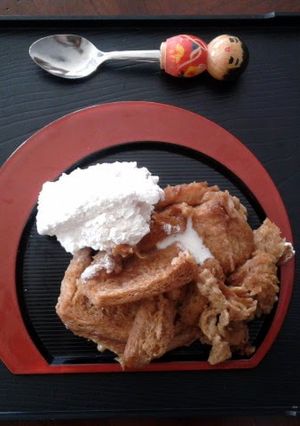 A picture of Cinnamon bread pudding with vanilla cream.