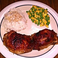 A picture of caramelized chicken thighs.