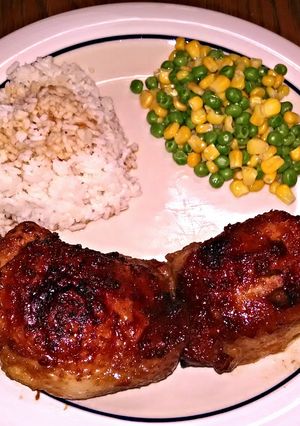 A picture of caramelized chicken thighs.